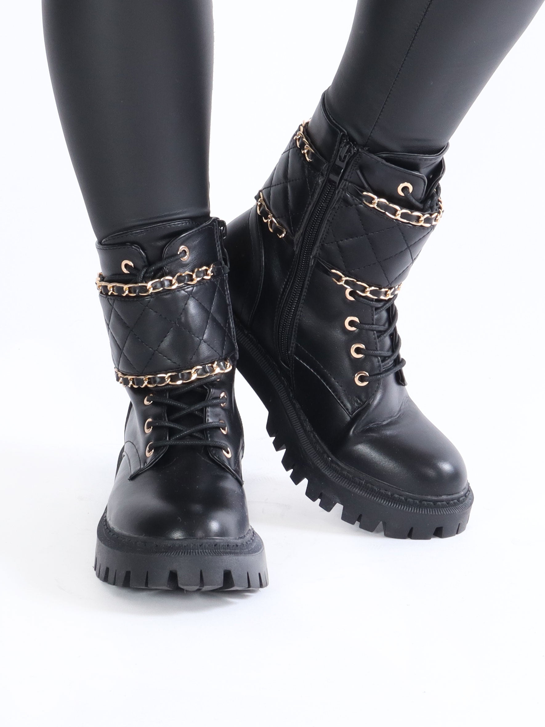 Ilsa - Svarta stövlar med quiltad rem och snören